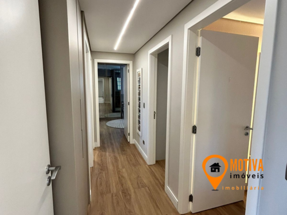 Foto do corredor para quartos e banheiros.